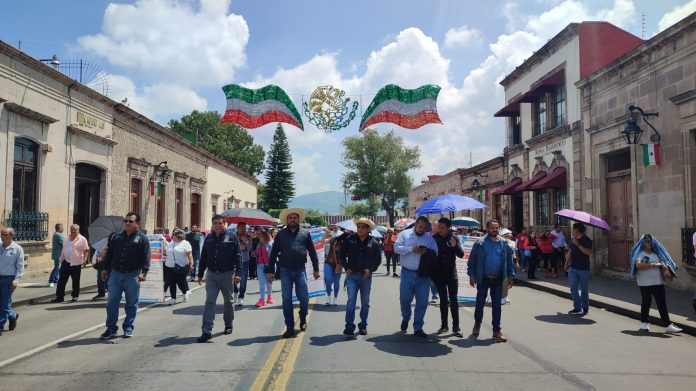 Con marcha y manifestación, magisterio protesta contra 'desplazamiento' injustificado de 90 directivos