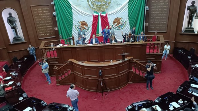 Diputados michoacanos ignoran el costo del informe del gobernador en el Estadio Morelos