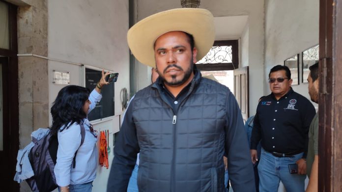 40% de secundarias de Michoacán no han recibido tenis de la SEE: Jairo Mandujano