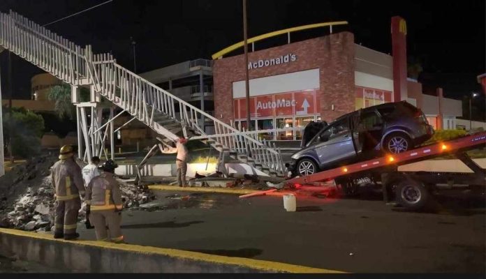 Camioneta choca contra puente peatonal en la Av. Camelinas de Morelia