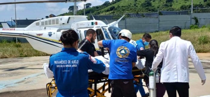 Paciente malherido en volcadura es trasladado de Coalcomán a Morelia en puente aéreo