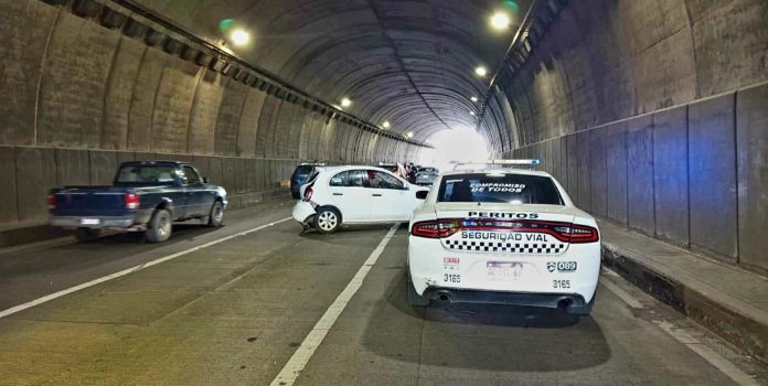 Se registra carambola automovilística en túnel del Distribuidor Vial Salida a Charo