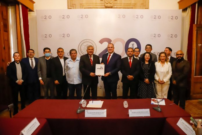 El diputado Juan Antonio Magaña de la Mora, presidente de la Mesa Directiva del Congreso del Estado, recibió el informe de actividades,