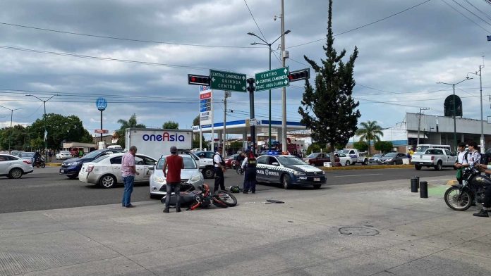 Dos hechos de tránsito se registraron casi de manera simultánea en distintas zonas de Morelia, percances que dejaron tres lesionados,