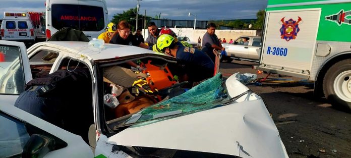 Taxista muere y su pasajera resulta herida, tras choque por alcance en la Zamora – La Piedad