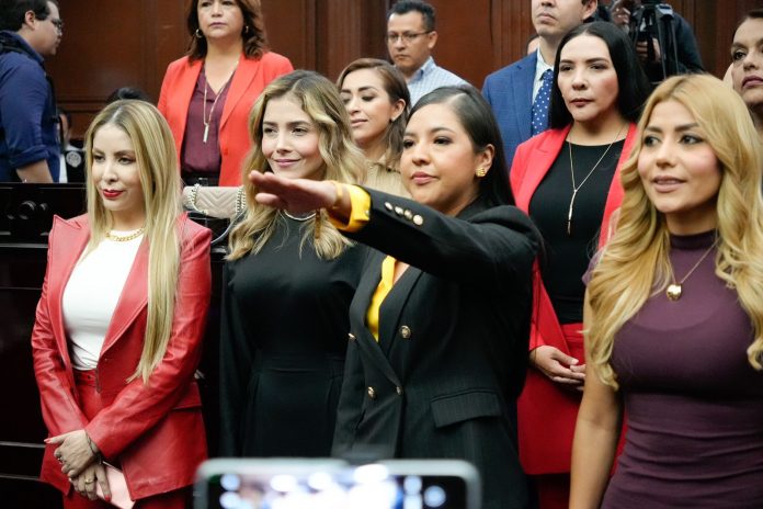 Pese a que no se han integrado las comisiones dictaminadoras, este jueves, rindió protesta Nancy Yuliana Torres Gerónimo como presidenta municipal