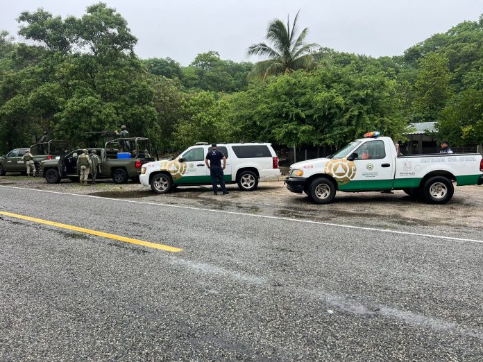 Caída de rocas en autopistas y enramadas caídas, ha dejado el huracán John en Michoacán