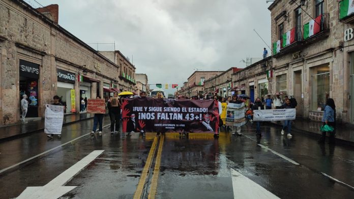 Marchan en Morelia a 10 años de la desaparición de los 43 normalistas de Ayotzinapa