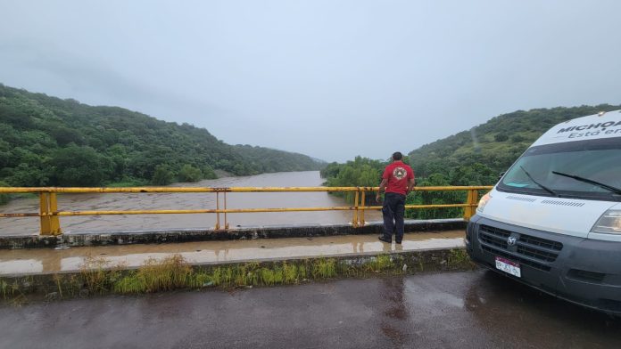 Tormenta tropical John tumba árboles y genera derrumbes en Arteaga y Tumbiscatío