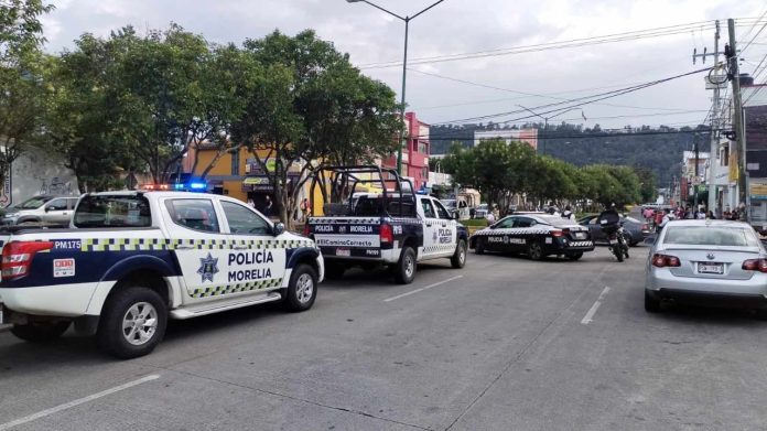 Choque entre moto y auto deja pareja herida en Morelia