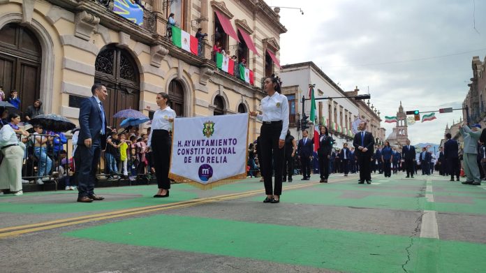 Caballos bailadores, elementos caninos de agrupaciones policiacas, niños con uniformes del Ejército y corporaciones de seguridad,