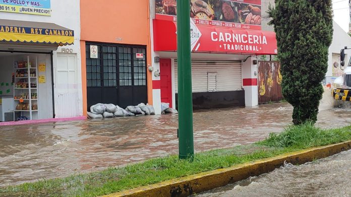 110 familias afectadas por inundaciones en Morelia, tras desfogue de presa Cointzio