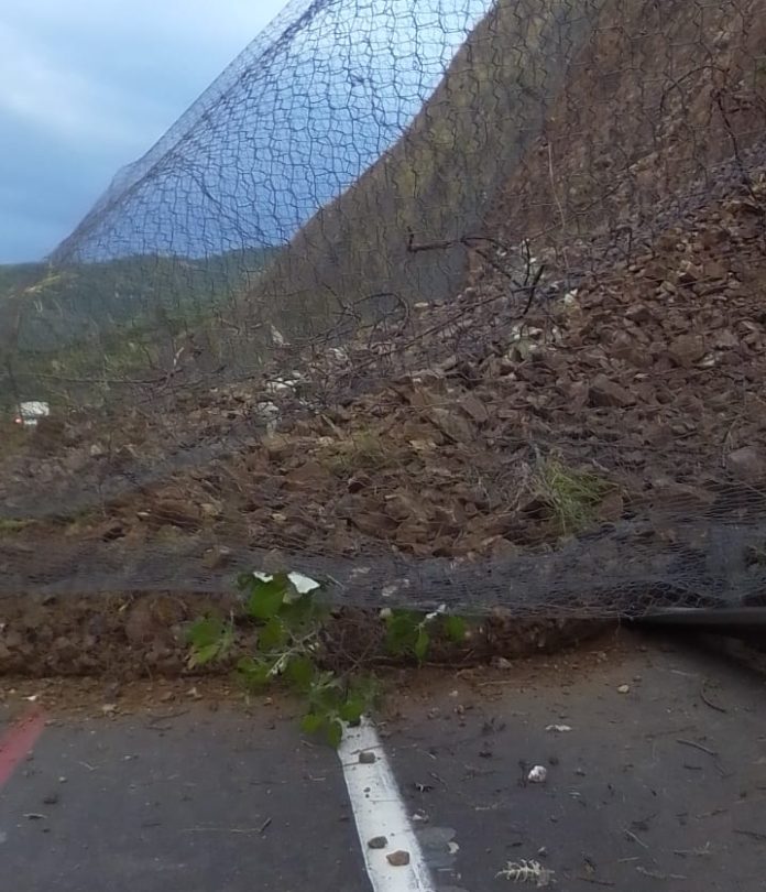 Se registra deslave de talud en la Pátzcuaro-Cuitzeo