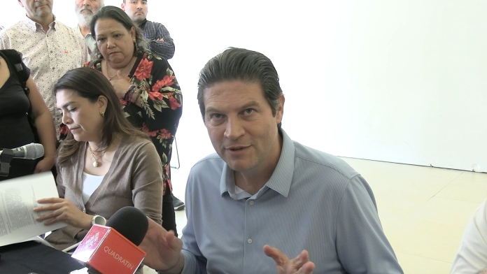 Siete lesionados en choque múltiple ocurrido en Chilchota RED 113 MICHOACÁN/Redacción Chilchota, Mich.- 16 de octubre de 2024.- Este miércoles se registró un aparatoso choque el que estuvieron involucrados un camión de carga, un auto y una camioneta, dejando como saldo 7 personas lesionadas y cuantiosos daños materiales. El accidente tuvo lugar en la carretera Carapan-Uruapan a la altura de la comunidad de Rancho Morelos, perteneciente a esta demarcación de Chilchota, hasta donde se movilizaron paramédicos de Protección Civil Municipal. Los socorristas auxiliaron a los lesionados, entre ellos el niño Josué Misael T., Z., de 10 años, vecino de Nahuatzen, Herminda V., E., de 73 años, Francisco Javier R., S., de 33 años, Francisca Berenice P., V., de 40 años, Enrique Rafael P., V., de 37 años, Jaime Joel V., P., de 5 años y Natalia E., G., de 64 años, todos vecinos de Cherán, quienes fueron canalizados al Hospital Integral para su atención médica. Agentes de Seguridad Vial realizaron los peritajes para determinar responsabilidades y aseguraron los automotores siniestrados, un camión Dodge Ram, color blanco con rojo, así como un Chevrolet color guinda, con matrícula MEG-44-62 del Estado de México y una camioneta Jeep, de color azul marino, con placas PPV-279-B.