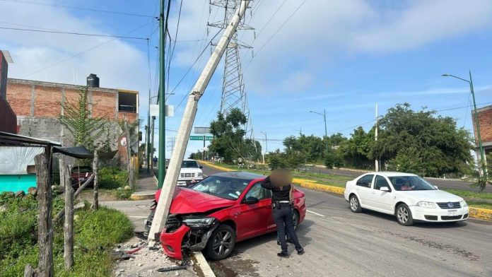 Auto choca contra poste de la CFE en la Av. Amalia Solorzano, en Morelia Auto choca contra poste de la CFE en la Av. Amalia Solorzano, en Morelia