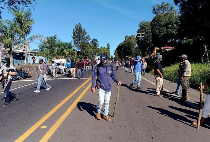 Bloquean carretera en Tingüindín por desaparición de comunero de Tsirio