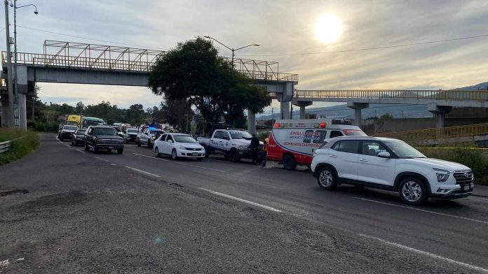 Transeúnte muere atropellado junto a puente peatonal en Morelia Transeúnte muere atropellado junto a puente peatonal en Morelia