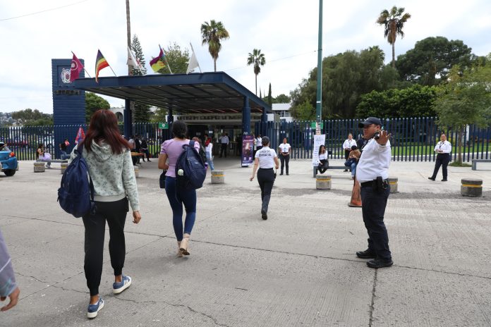 Las y los peatones son primero en la Universidad Michoacana Las y los peatones son primero en la Universidad Michoacana