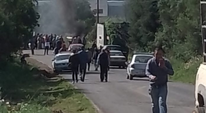 Bloquean carretera en Nahuatzen para impedir el acceso al IEM