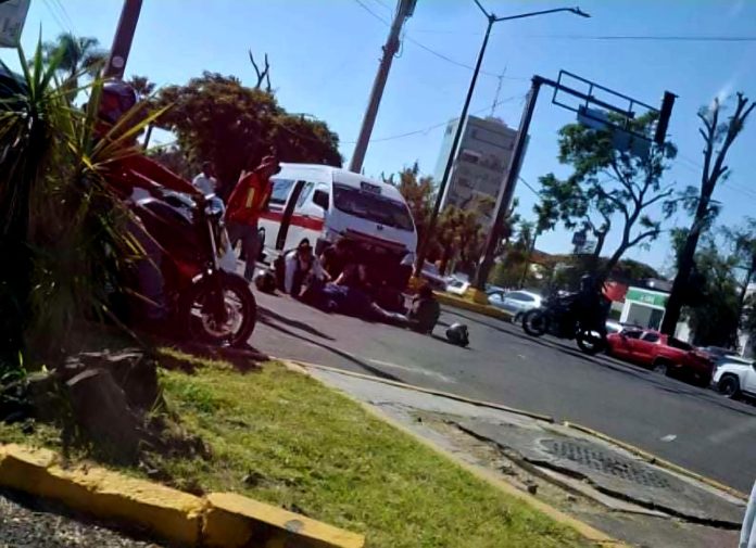 Choque entre combi y moto deja 2 heridos en la Av. Camelinas de Morelia