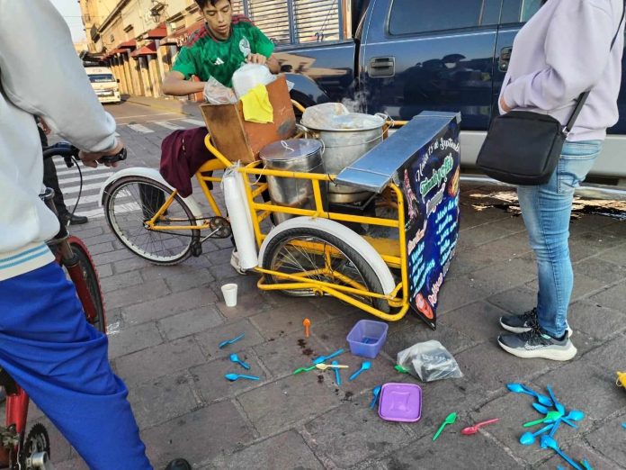Camioneta embiste triciclo tamalero en el Centro Histórico de Morelia