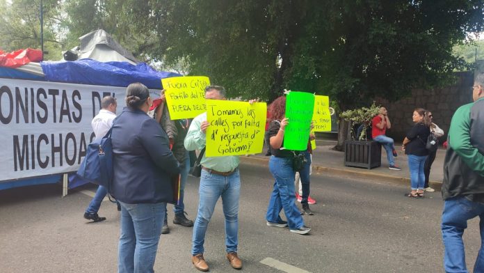 En demanda de pagos pendientes, bloquean vialidad trabajadores de Telebachillerato En demanda de pagos pendientes, bloquean vialidad trabajadores de Telebachillerato