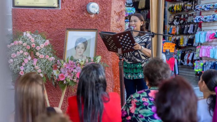 El Ayuntamiento de Quiroga rindió homenaje a la pionera María Villaseñor Romero de Fuentes, quien hizo historia al convertirse
