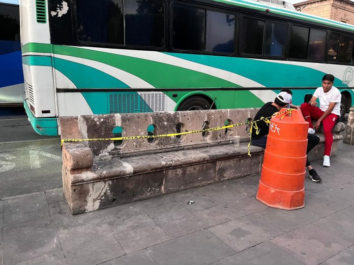 Camión choca contra banca de cantera en Plaza de Armas en el centro de Morelia