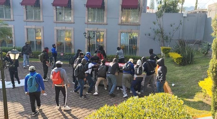 Normalistas vandalizan de nuevo la sede judicial, franquicias comerciales y mobiliario urbano