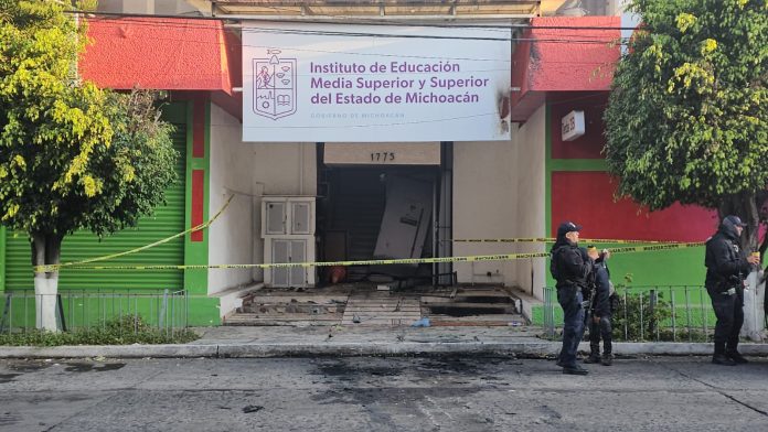 Presuntos normalistas vandalizan edificio del Iemsysem y queman vehículo, en Morelia