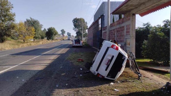 La mañana de este jueves se registró la volcadura de una camioneta sobre la carretera Morelia-Pátzcuaro,