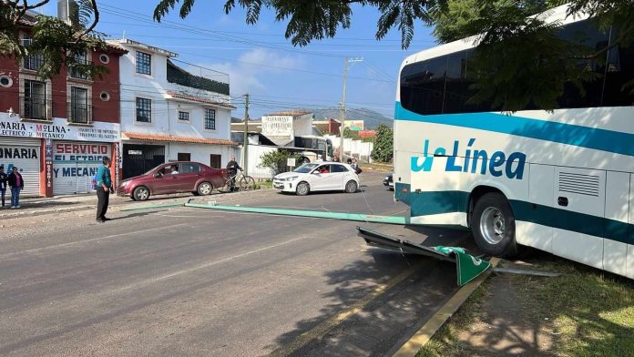 Autobús choca contra poste metálico y lo derriba, en Pátzcuaro