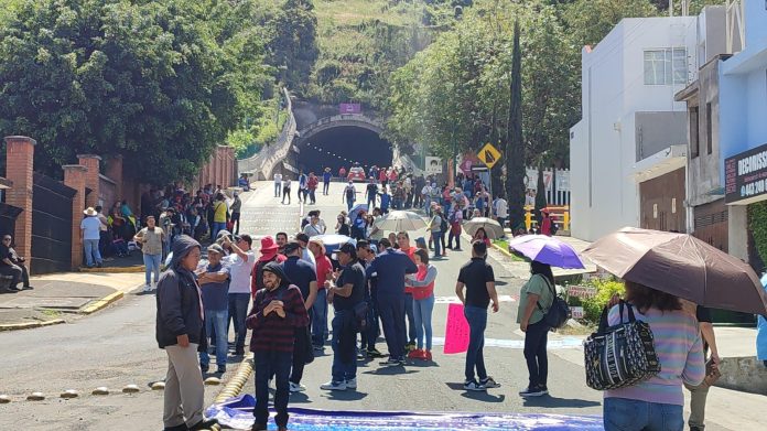 CNTE bloquea Ramal Camelinas para exigir diálogo con el gobernador