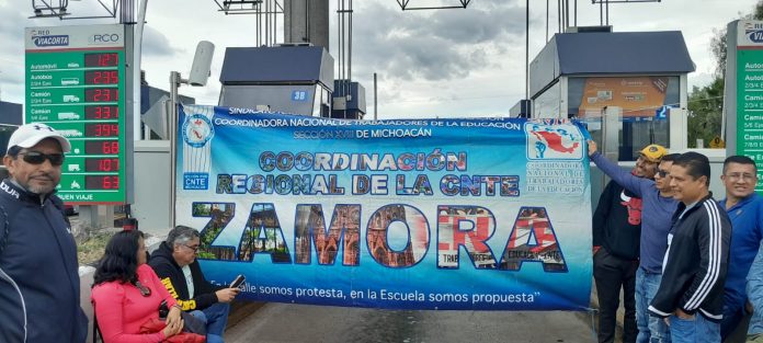 Magisterio toma carreteras y casetas de Michoacán