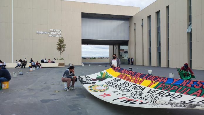 Sin revelar demandas, integrantes del FNLS se manifiestan en el CAM de Morelia
