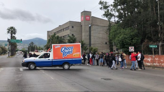 En demanda de plazas, egresados normalistas bloquearon el Periférico de Morelia