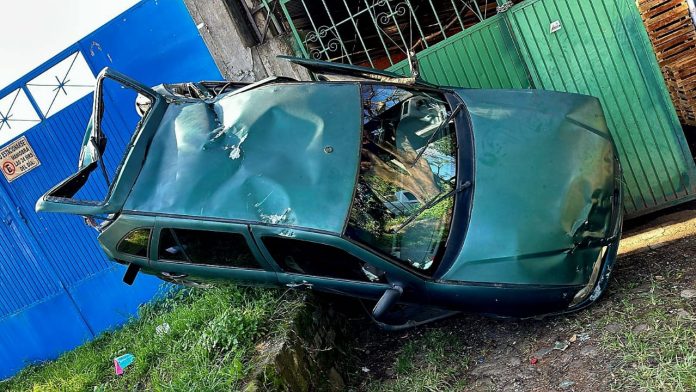 Camión de carga embiste automóvil y lo proyecta contra una casa; hay dos heridos