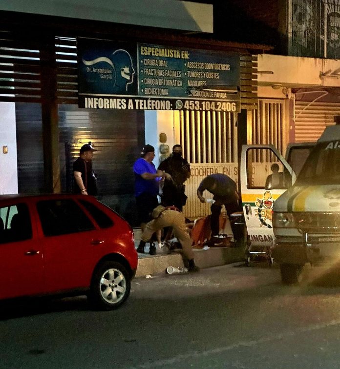 Hombre es agredido a balazos en el Centro de Apatzingán, queda herido