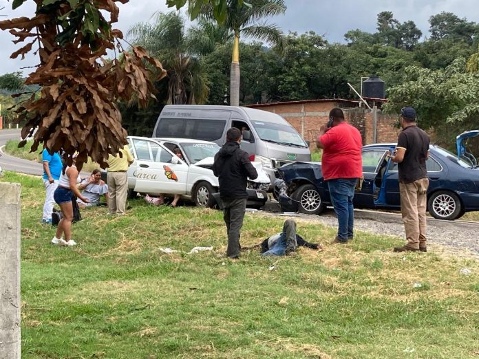 Cinco lesionados tras choque de frente entre taxi y auto particular, en la Uruapan - Lombardía