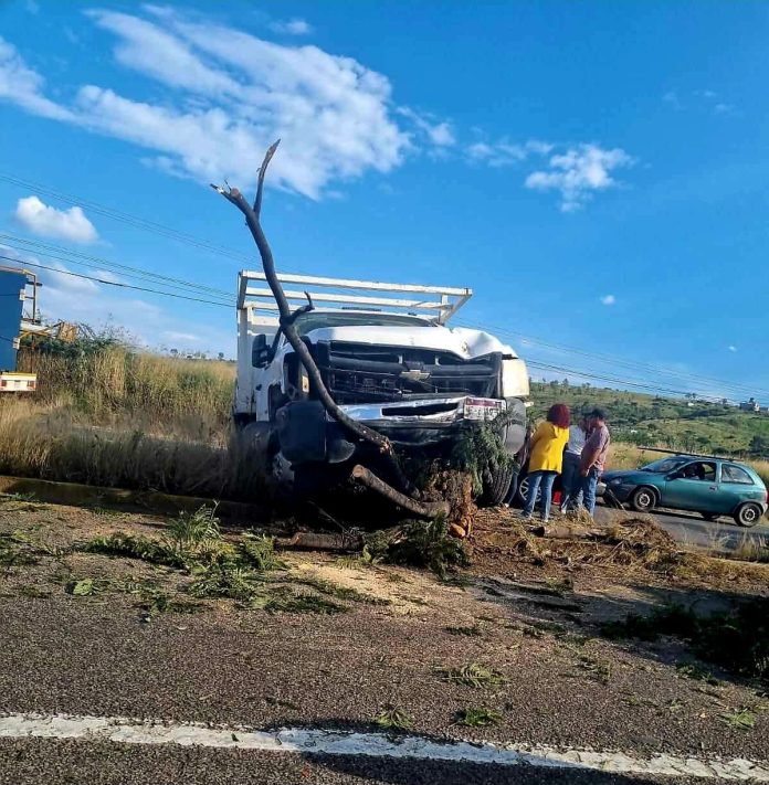 Auto y camioneta protagonizan choque en la Tarímbaro-Álvaro Obregón