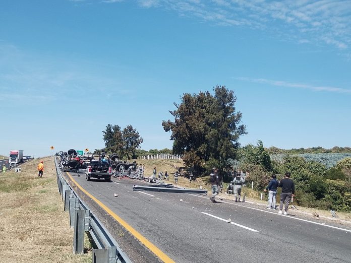 Camión de la Guardia Nacional se accidenta en Michoacán; hay 2 muertos y 20 heridos