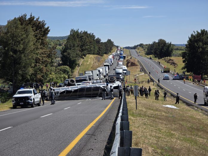 Sube a tres el número de fallecidos tras volcadura de camión de la Guardia Nacional