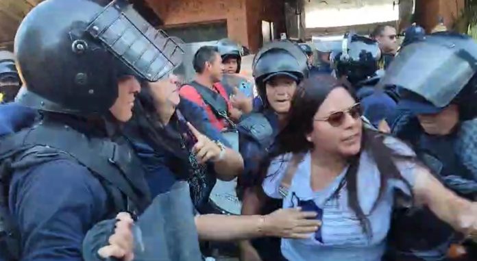 Trabajadoras del Poder Judicial son arrastradas y jaloneadas por policías estatales