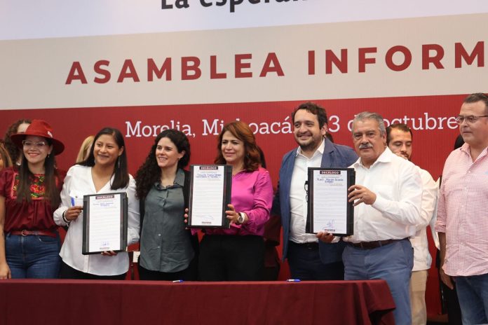 División y abucheos durante la Asamblea Informativa de Morena en Michoacán