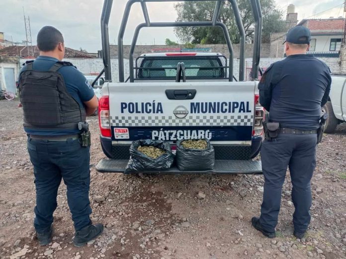 Delincuentes tiran una gran cantidad de mariguana para escapar de la GC en Pátzcuaro
