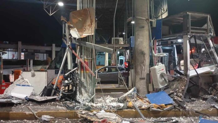 Tráiler embiste caseta de cobro en la México-Guadalajara; hay 2 heridos
