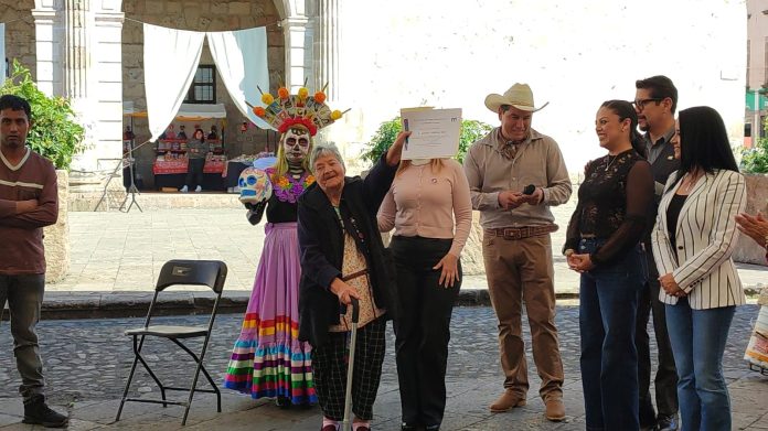 Reconocida a sus 86 años, la 'última pionera viva' de las calaveritas de azúcar en Morelia