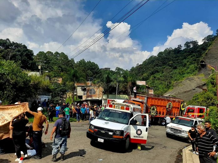 Sepelio termina en tragedia por estallido de pirotecnia en Tacámbaro