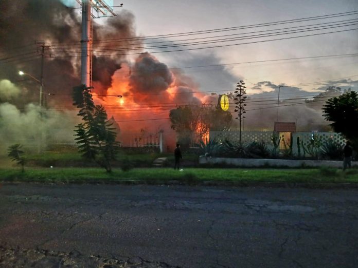 Voraz incendio consume restaurante y una vivienda en La Pinera de Uruapan