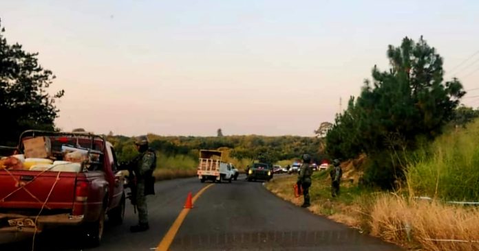 Localizan cadáver encobijado y con mensaje en la carretera Uruapan-Lombardía Localizan cadáver encobijado y con mensaje en la carretera Uruapan-Lombardía